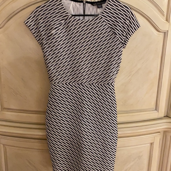 Armani Exchange black and white fitted mini size small. No stains or damage - Picture 2 of 6